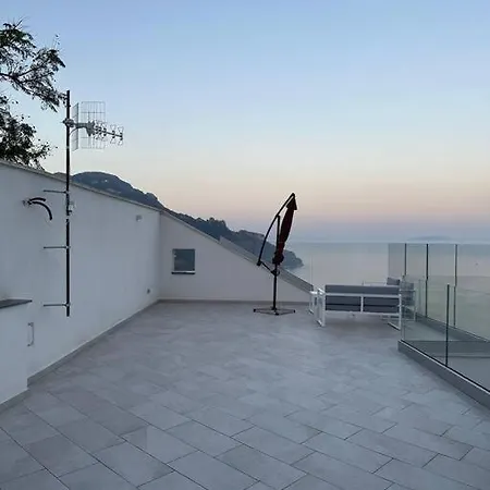 Chez Elena With Shared Terrace Overlooking The Sea Apartamento *